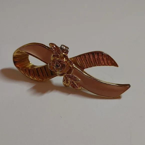 Pink bow pin - Picture 2 of 5